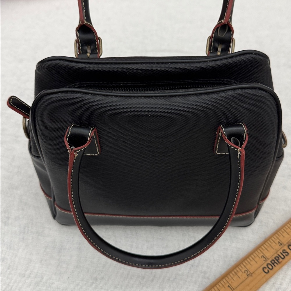 Tommy Hilfiger Black Women's Handbag with red and white stitching (mlb/rmt)